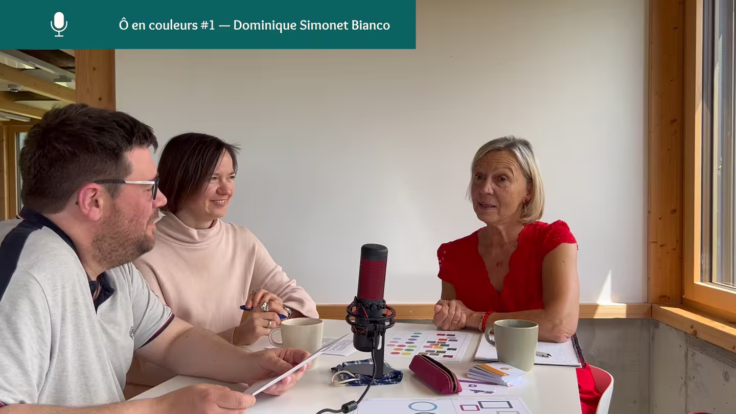 Trois personnes autour d'un micro pour l'épisode 1 du podcast Ô en couleurs avec Dominique Simonet Bianco, Svetlana Zenger et Loïc Aubrays