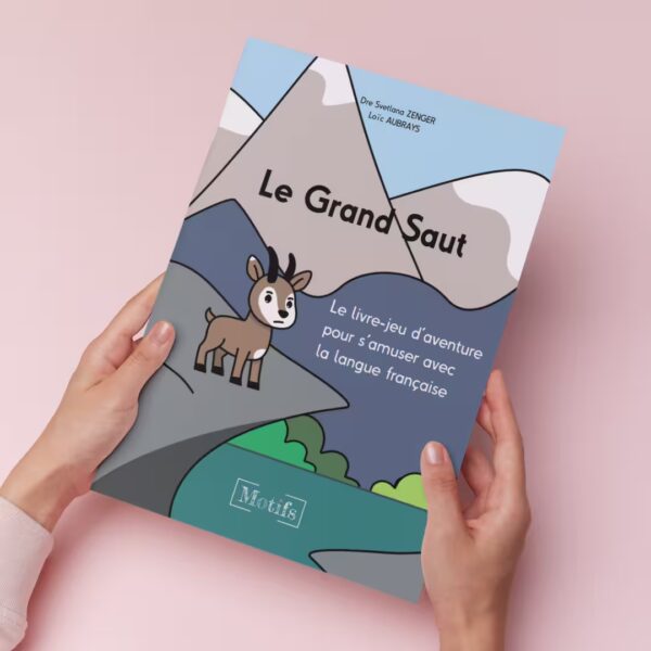 Des mains tiennent le livre "Le Grand Saut. Le livre-jeu d'aventure pour s'amuser avec la langue française". Auteurs Dre Svetlana Zenger et Loïc Aubrays. Editions Motifs