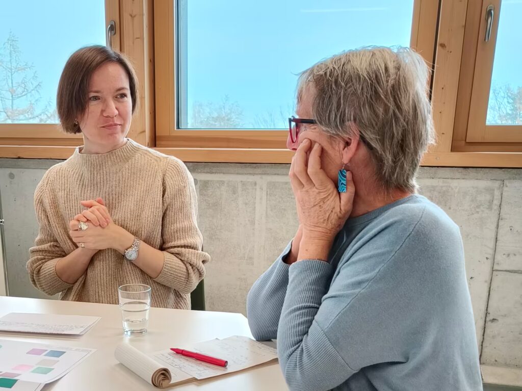 Svetlana Zenger et une enseignante durant une séance de coaching pour professionnels
