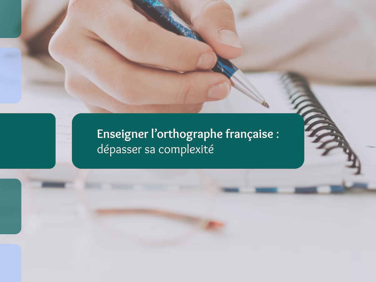 Main écrivant sur un cahier