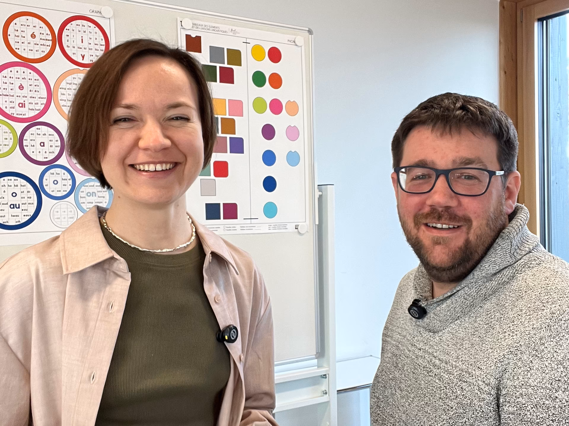 Visages souriants de l'équipe de Motifs avec les CLEFs de Phonocolor en arrière-plan