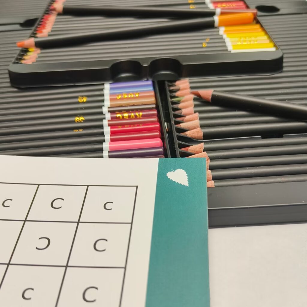 Des crayons de couleurs et une carte de jeu